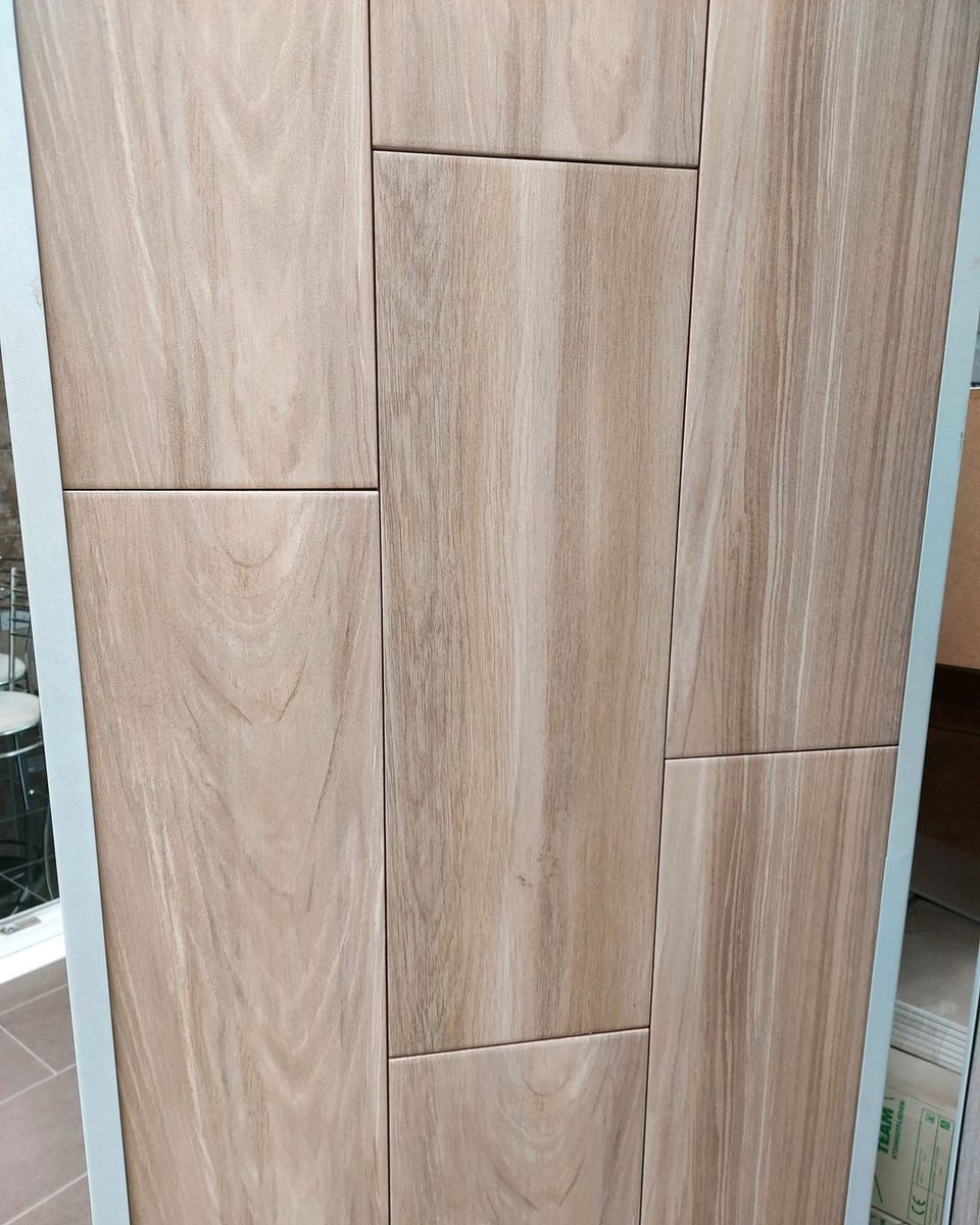 Timber Roble wood effect floor tiles 20x60cm Was £27.99 - NOW £15 per sqm in-store.
Beige to mid brown with a slight textured matt finish.
bit.ly/3zEd4Cg #floortiles #woodfloortiles #woodtiles #woodeffectiles #ceramicfloortiles #herringbonefloor #herringbonefloortiles