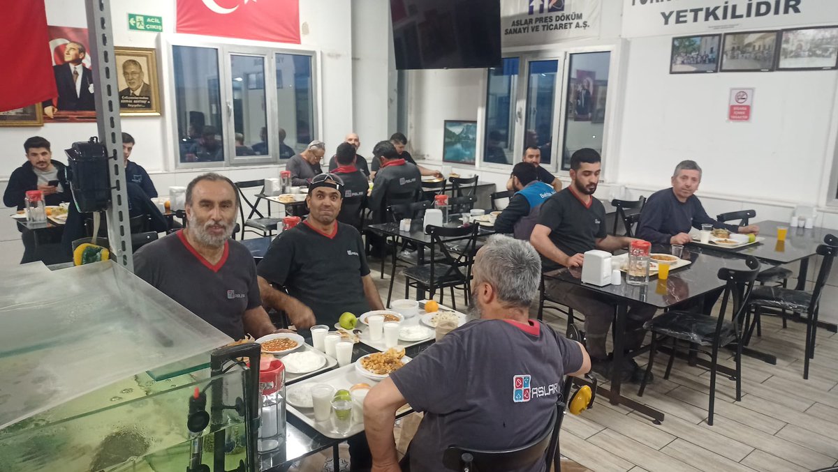 Ramazan Ayının Ondördüncü İftarını Şubemize bağlı ASLARPRES ve BEKTAŞ METAL İşyeri 16:00-24:00 vardiyasında çalışan üyelerimiz ile bir araya gelerek beraber açtık. 
Allah tuttuğumuz oruçları kabul etsin inşallah.