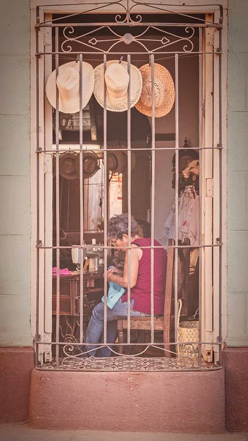 Hatmaking In Trinidad Cuba buff.ly/3wScdMV #trinidad #Cuba #craft #smallbusiness #hats #urbanlife #Travel #travelphotography #giftideas @joancarroll