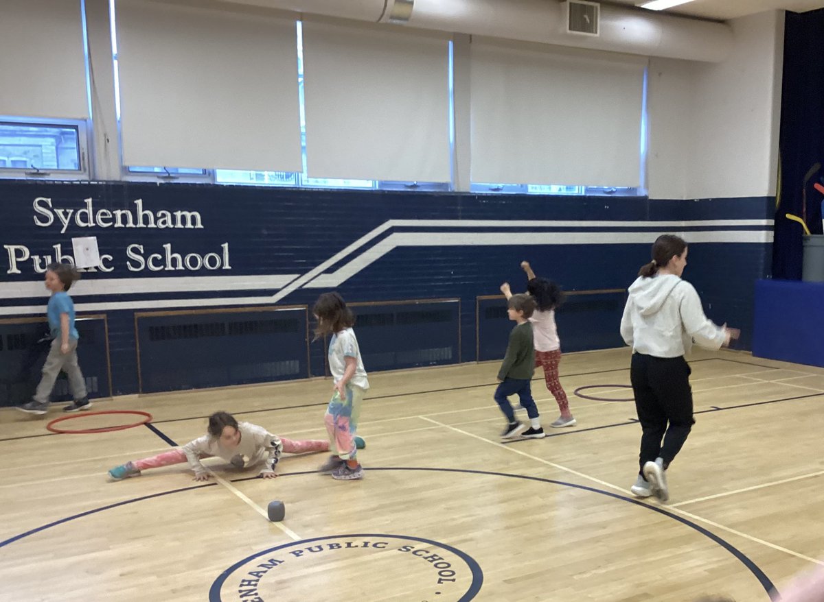 SYD_books_LDSB's tweet image. Last day of fabulous DPA games with our friends from @queensu #thankyou #gymgames #funexercise