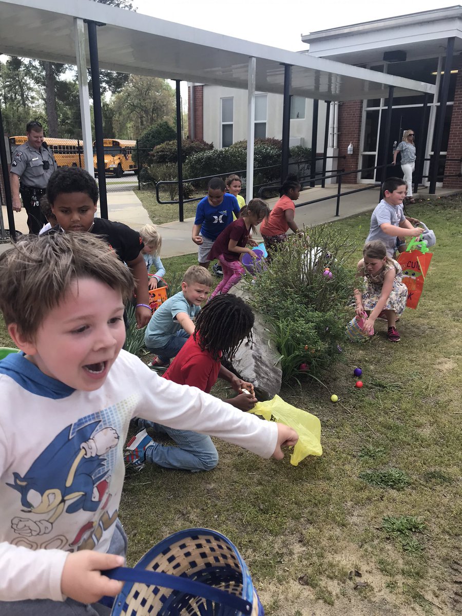 firstofcourse1's tweet photo. Making memories in 1st grade!! #thehuntison #eggcellanthuntingskills https://t.co/ntoc9dTDUS