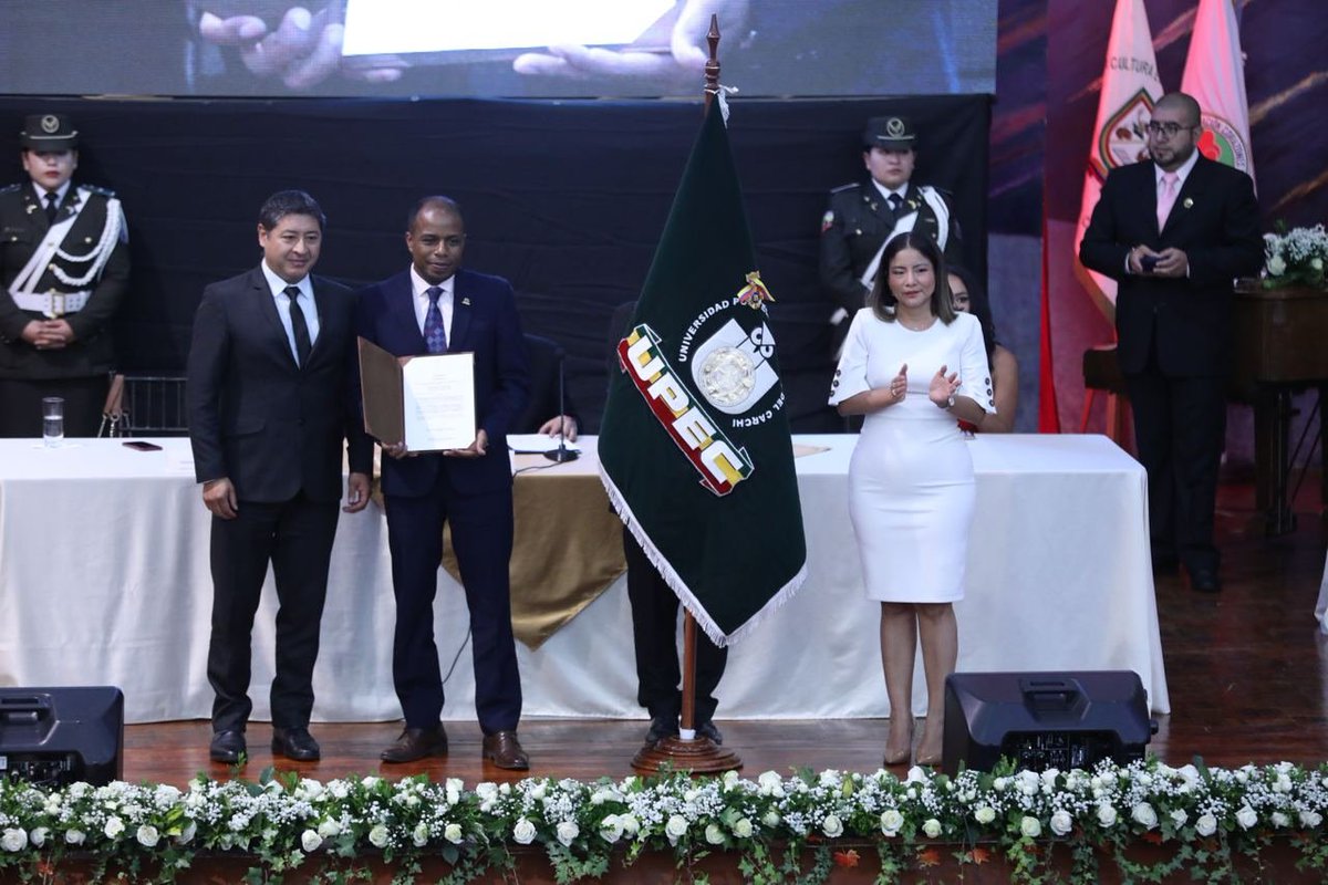 CANMoronaS's tweet photo. 🔴 #Condecoración | Se condecora a la @UpecCarchi por su excelente labor académica, lo recibe Jorge Mina, rector de la Universidad; la segunda vocal del #CAL @Nathie_Arias entrega la condecoración.
#AsambleaEnCarchi https://t.co/unoe0xUFmq