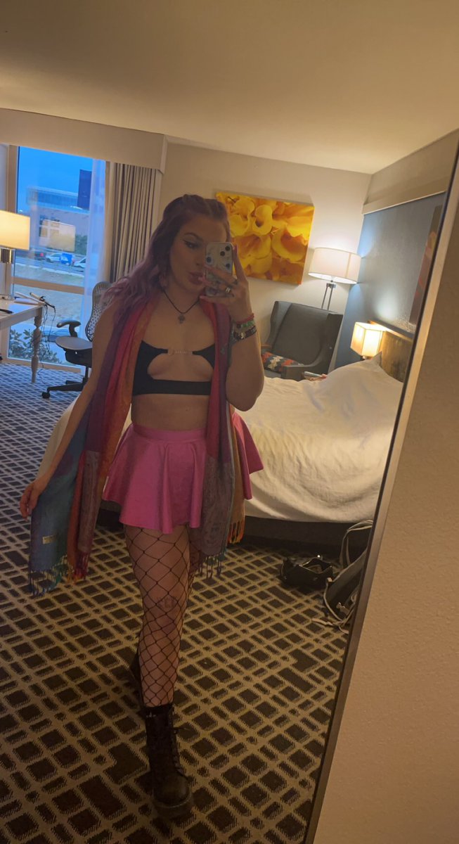 urlocalh0_'s tweet photo. i’m baaackkkk🥰 and i’m doing a sale on my OF!!!! cum chat w me😋 over 100 uncensored pics/vids for ur enjoyment! only $10.50 for your first month babies<3 https://t.co/BDKMjaAj2m https://t.co/2blbT33dq1