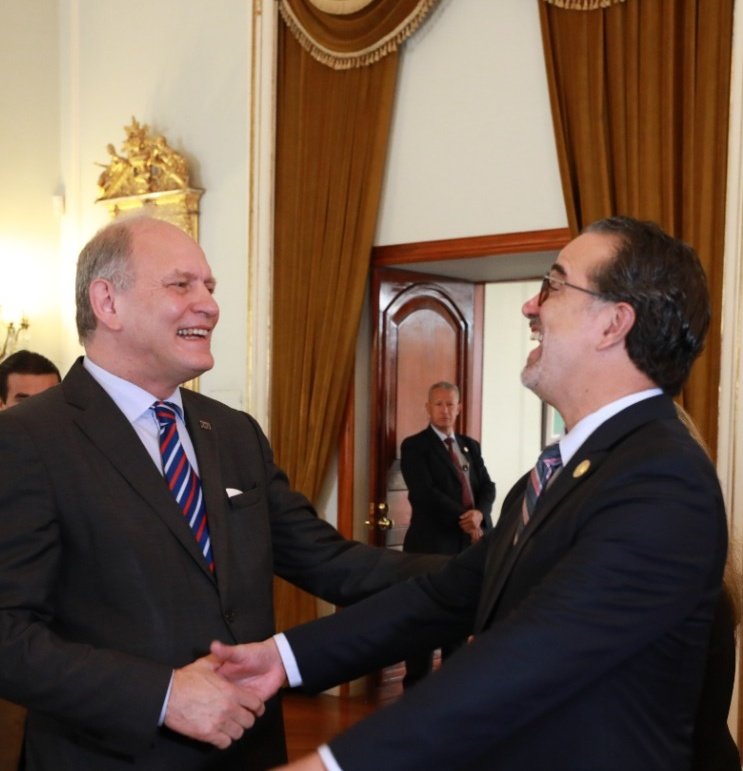 EUAmbEcuador's tweet photo. Felicidades al nuevo Canciller @GustavoManriq_M.  Cuenta con nosotros 🇪🇺 para seguir fortaleciendo nuestra cooperación 🤝 con Ecuador 🇪🇨 en todos los temas incluyendo el gran impulso verde🌿 que le da a la política exterior del país. @CancilleriaEc @UEenEcuador https://t.co/WlppJuMS71