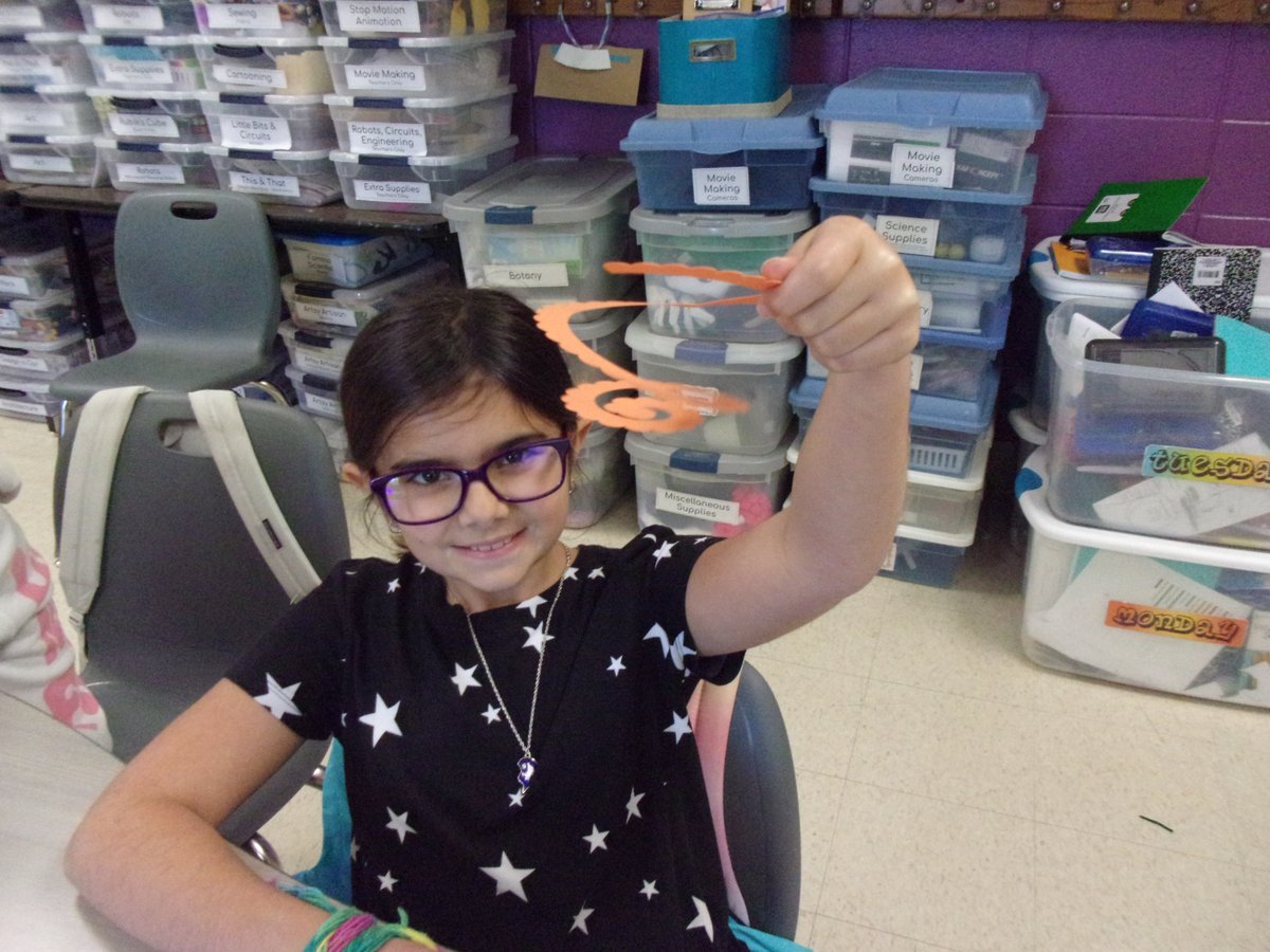 cuttingedgek6's tweet photo. Making Paper Flowers - We turned these spirals cut from the Cricut to make beautiful flowers and turn them into cool products. ๐บ๐ท๐ผ๐ปCheck them out on our website! https://t.co/UGiBc5xcqe #studentbusiness #edcorps #paperflowers #realworldscholars https://t.co/hqTPosZwBM