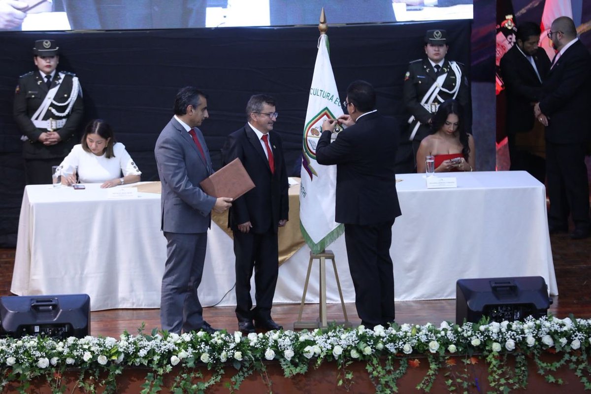 CANMoronaS's tweet photo. 🔴 #Condecoración | La @CasaCarchi recibe la condecoración Dr. Vicente Rocafuerte. Se entrega a Luis Rosero, presidente de la entidad.
El Señor Presidente de la @AsambleaEcuador, @VSaquicelaE, junto a @ramironarvaezg entrega el reconocimiento.
#AsambleaEnCarchi https://t.co/fRcYKATTUW