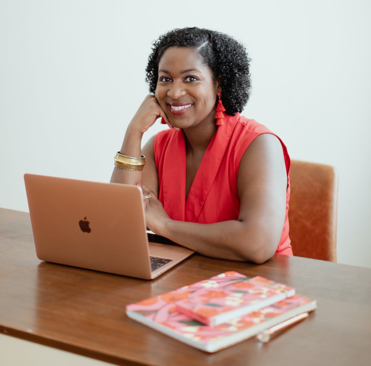 This week on the Writeous Babe Podcast, I'm sharing my everyday journaling routine and giving you tips on how to start a very quick and easy journaling practice of your own.  

Check it out on Apple Podcasts, Spotify, or here: writeousbabepodcast.podbean.com
#journaling #podcaster
