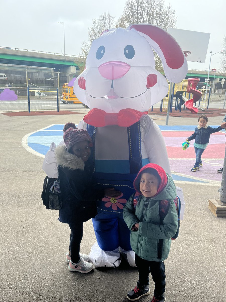 Oh 🌸YES! Peter Rabbit 🐇 welcomed families this morning!  #community #springrecess 🥚💕🌼 @NYCSchools @D8Connect @jen_joynt @DOEChancellor