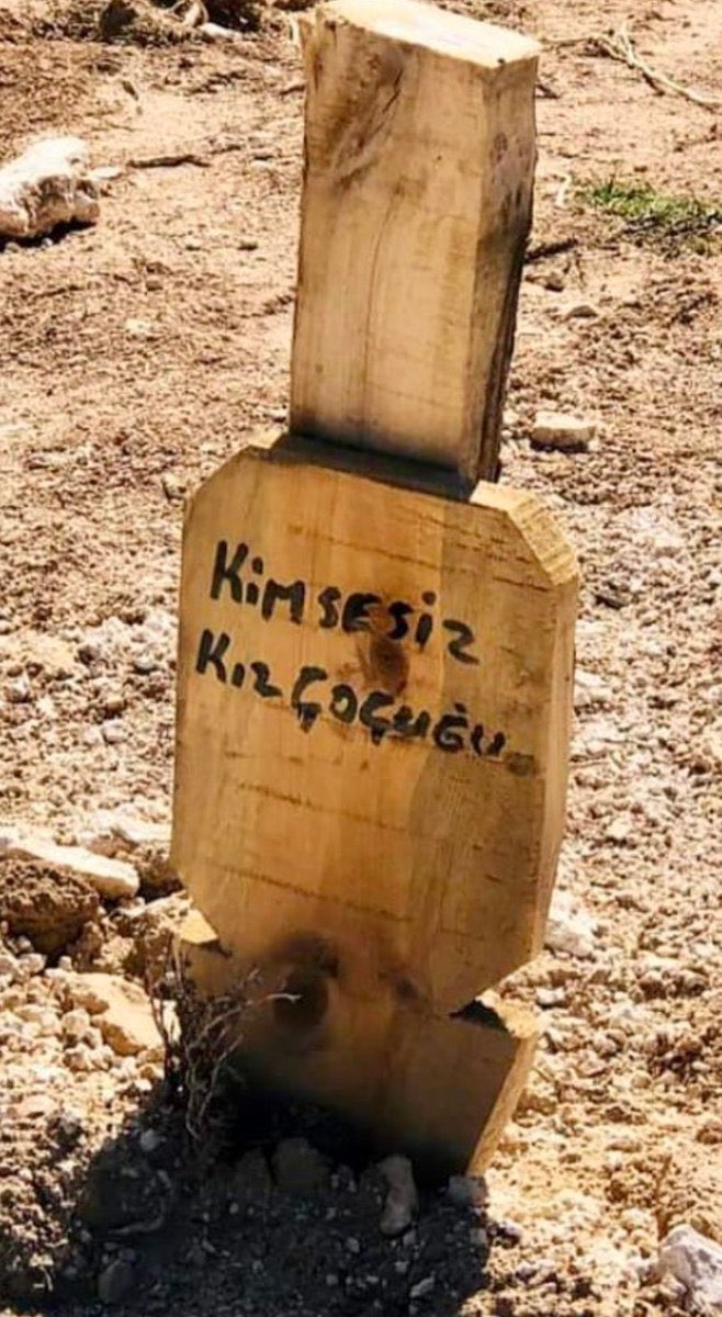 Ciltler dolusu kitabın anlatabileceği acı tek fotoğraf karesinde…
Kimin canı ciğeri, kimin göz aydınlığı, kimin koklamaya kıyamadığı çiçeği, kimin kınalı kuzusuydu kim bilir?