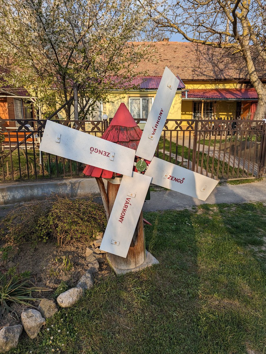 I'm back and ready to celebrate Easter in Hungary! Check out some of the new flowers and Easter decorations in Pécs, as well as some photos of Easter egg painting in nearby Zengővárkony 🐣🍫🥚