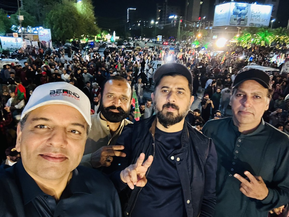 MuradRaasMR's tweet photo. At Liberty Chowk right now with our Leader @ImranKhanPTI https://t.co/dCmHjX29Qk