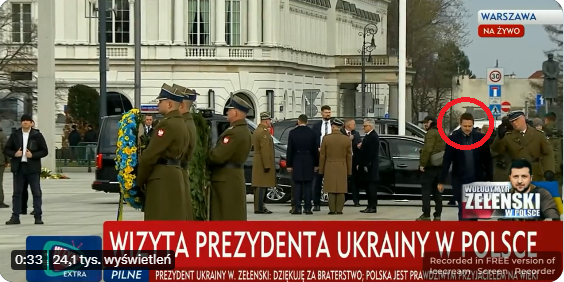 Witek99624689's tweet photo. To mówicie, że dupiarz chciał się wbić na krzywy ryj na rozmowę Premiera Morawieckiego z prezydentem Zełenskim, ale naruszył tym Protokół Dyplomatyczny i został odprowadzony przez jednego z generałów do oślej ławki. Ale to jest cymbał, ignorant i zwykły pajac😂😂😂 https://t.co/czhVGRmZIV