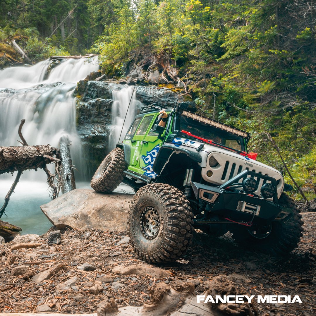RcCrawlerKing's tweet photo. Had a blast testing this incredibly realistic #AxialSCX10 Jeep. The articulation, suspension, and scale details were on point! And as you can see, water is not a problem for this bad boy ๐๏ธ๐ Feels like driving a real Wrangler! Check out the video here: https://t.co/gr2xnfZo5C https://t.co/TwSFTYRBUR