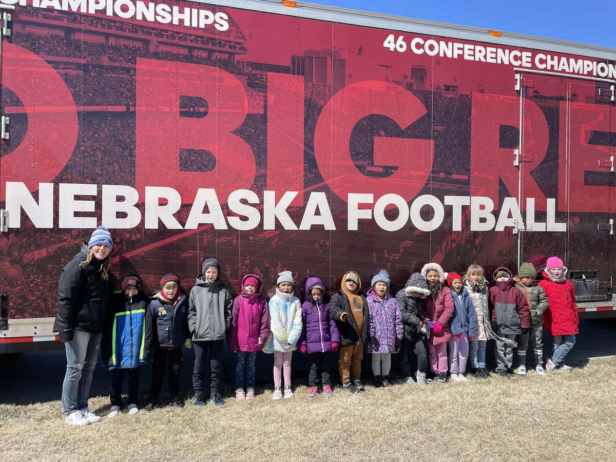 sprunk_holly's tweet photo. Cold, but FUN day at Vehicle Day! Thanks to all those who brought vehicles and organized it! The first graders 💙it! @PCElemSchool @Lakeviewhigh #lakeviewvikes https://t.co/KVq1b0dT51