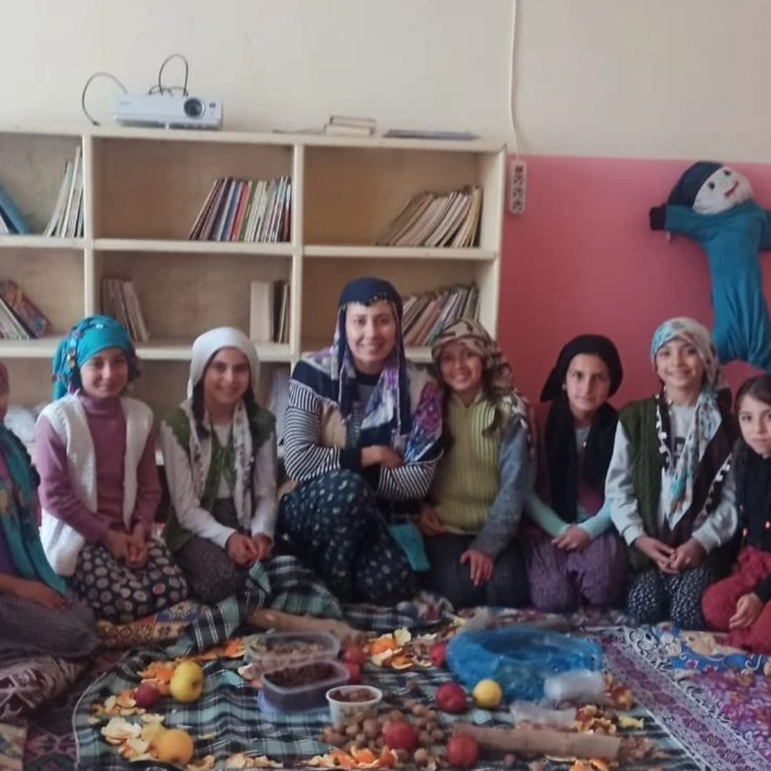 mut_mem's tweet photo. Aşağı Köselerli İlk/Ortaokulu Sıfır Atık Kütüphanemizde öğrencilerimiz ve öğretmenlerimizin Masal Günü Etkinlikleri...
@tcmeb 
@MersinMEM 
@AdemKoca46 
@batuhan__bingol 
@harungergin 
@asag_ilk https://t.co/p0Mpsbhl2g