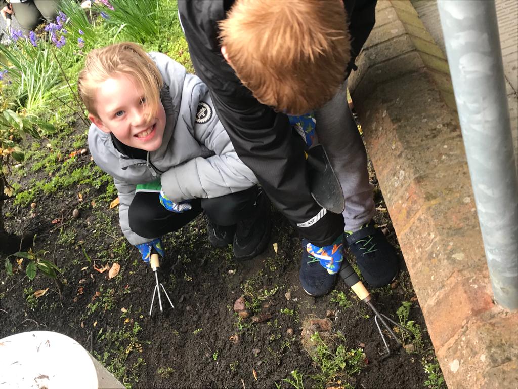 Holy_Trinity_CE's tweet photo. Day 3 complete! Its been a wet one, but that hasn't stopped our gardeners! We've planned our patch, dug out the weeds, built more benches, made wind chimes to hang outside and finished it all off with a hearty curry! Looking forward to homemade soup tomorrow  😋 #WR4C #HAF2023 https://t.co/wkbVc2aiji