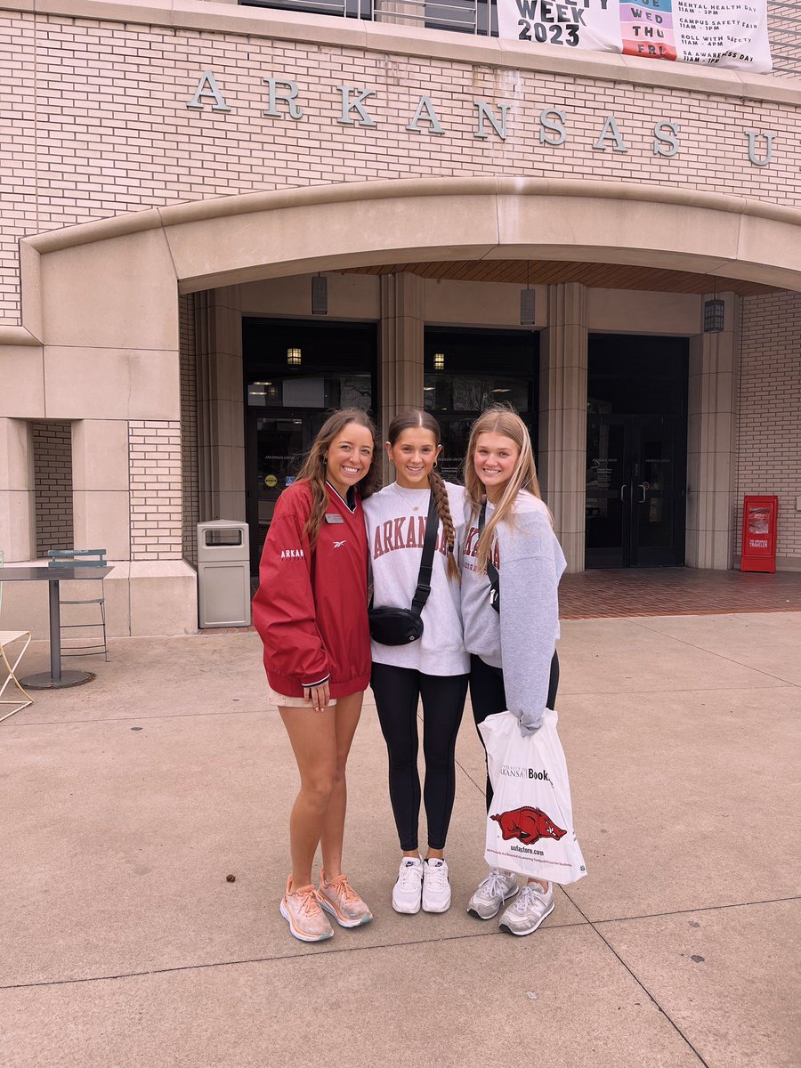 HadleyPorter_'s tweet photo. Had a great visit to the University of Arkansas! Got to see my big brother and had a great campus tour with my sister! https://t.co/FlXype0Asi