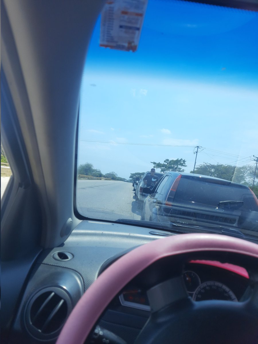 Dramariacorona's tweet photo. Saben que es una tortura? Salir de postguardia (30 horas en el hospital) para venir hacer una cola para surtir gasolina 😭😭😭 https://t.co/Yy3XdSmKnp