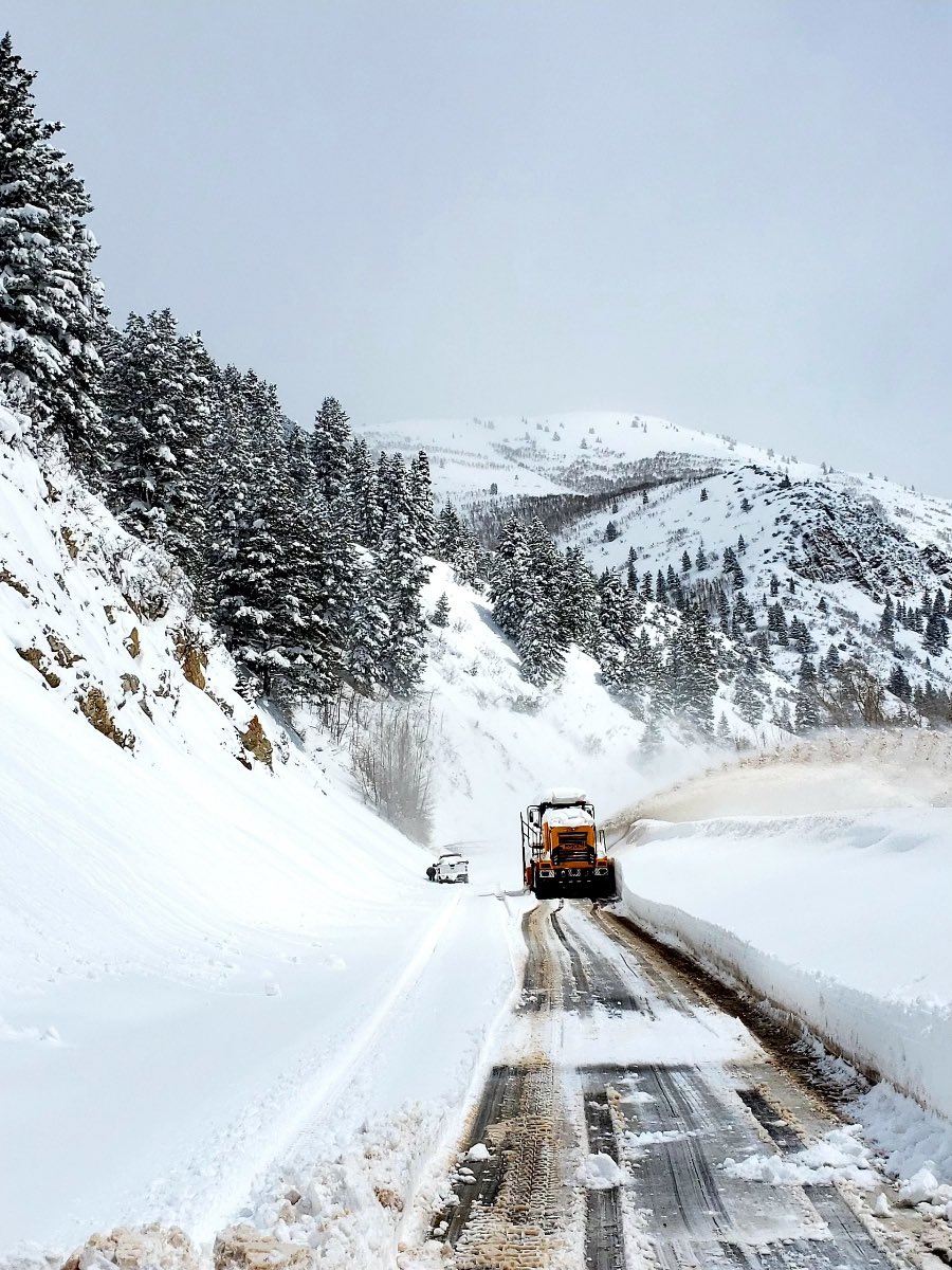 UDOTcottonwoods's tweet image. 🚧#RoadClosureUpdate🚧 
#SR190 remains closed for today. @UtahDOT slide debris clearing operations is underway. 

Still no ETO at this point. 

📍: Clearing at Laurel Pines ⬇️ 

@BrightonResort @SolitudeMTN @BrightonUT @CHCity @UPDSL @RideUTA @UDOTRegionTwo @UDOTTRAFFIC