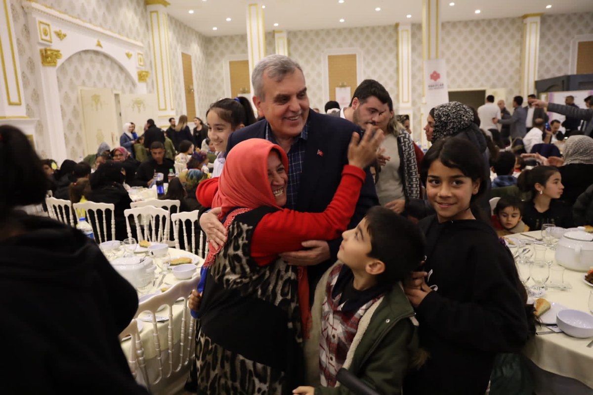 zabeyazgul's tweet photo. Valimiz @valisalihayhan ile birlikte Vakıflar Bölge Müdürlüğü İftar Programında, hemşehrilerimizle bir aradayız.

Ramazan'ın birleştiren ve iyileştiren yanını hep birlikte yaşıyoruz. https://t.co/yHiYqxAHyR