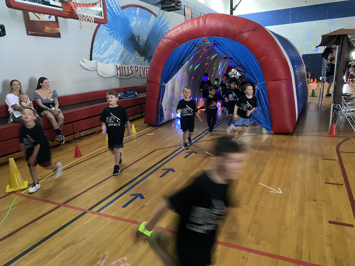 mrspruittfirst's tweet image. GLOW RUN fun!! These guys did GREAT! @MillsRiverSch #heretofly