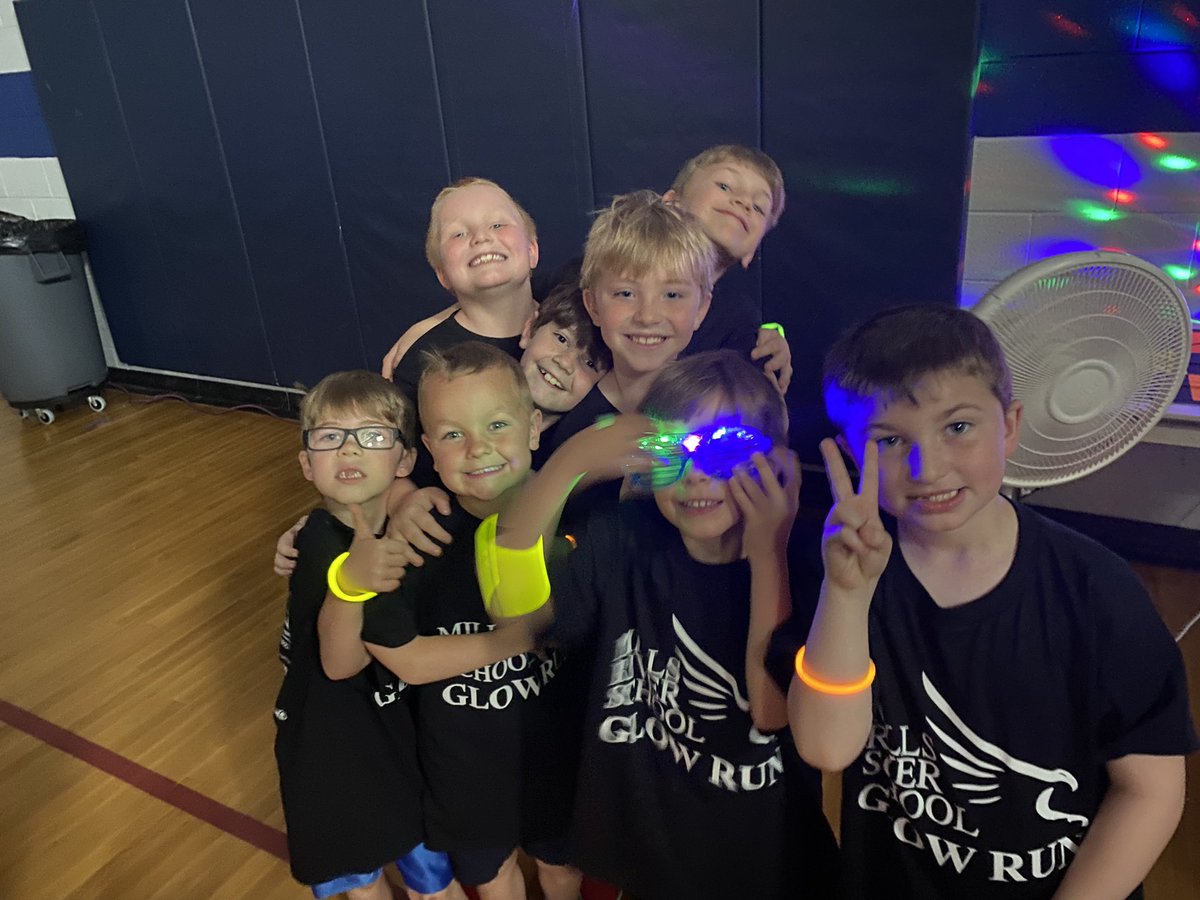 mrspruittfirst's tweet image. GLOW RUN fun!! These guys did GREAT! @MillsRiverSch #heretofly