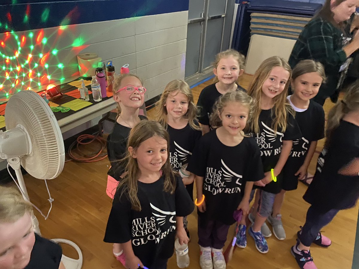 mrspruittfirst's tweet image. GLOW RUN fun!! These guys did GREAT! @MillsRiverSch #heretofly