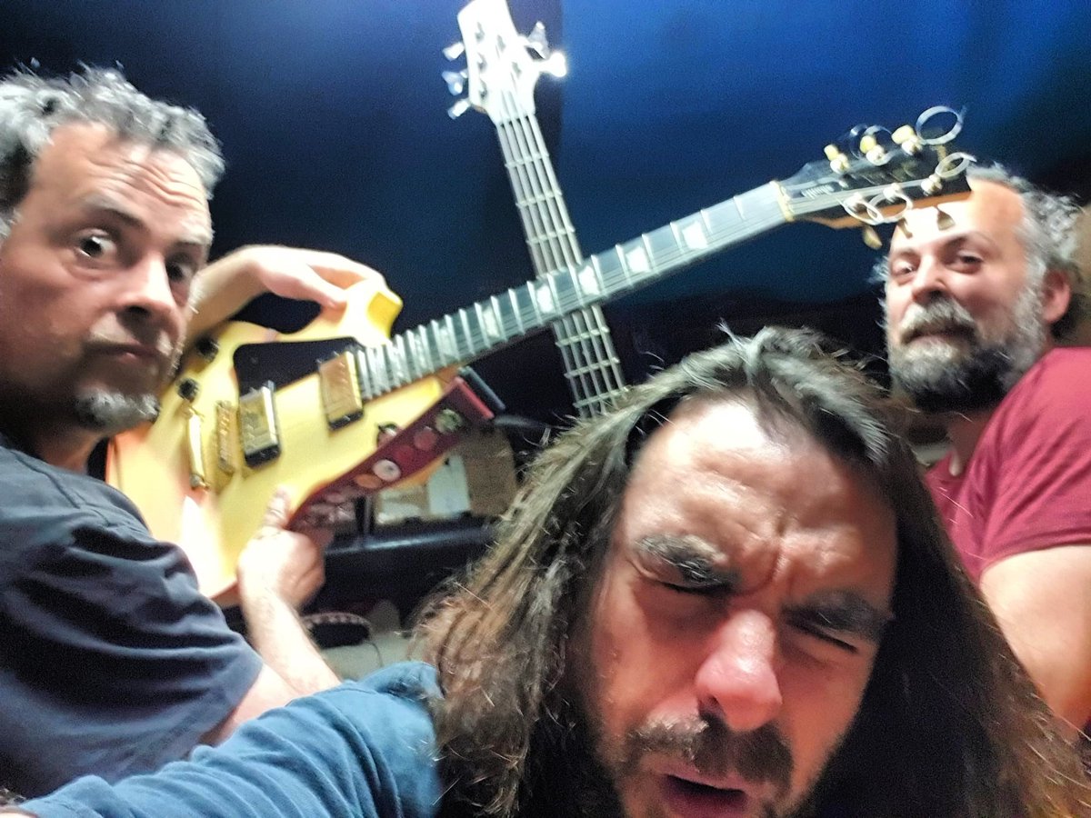 desquici's tweet photo. Els penitents del pas de Nostra Sinyora del Carrer Duero...

#punk #musicaencatala #desquici #punkrock #punkalternatiu #metal #grunge #postgrunge #terrassa #barcelona #postpost #prepost #antipost #ciutats #music #rock https://t.co/09z1rui9AD