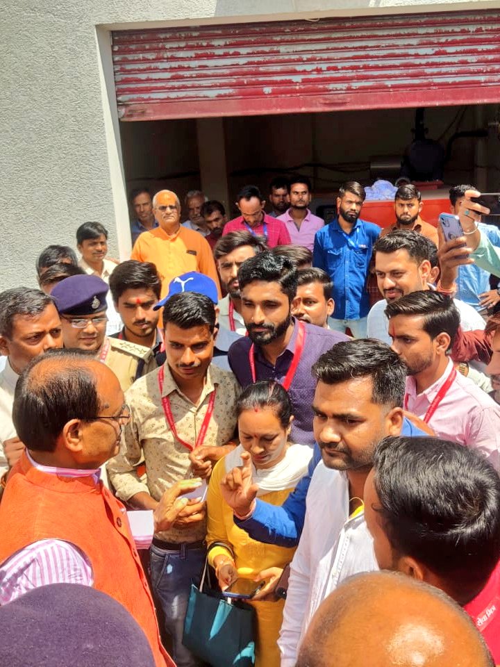 ankitpathak1099's tweet photo. माननीय मुख्यमंत्री श्री @ChouhanShivraj जी ने अपने बरेली अल्प प्रवास पर #cm_interns से लाडली बहना योजना के क्रियान्वयन की जानकारी ली एवं फील्ड पर अनुभवों के बारे में जाना @CollectorRaisen @AIGGPA @CMYPDP_MP @CMYIP_ @Connect_Lokesh @JansamparkMP @ADARSHK10009130 @Iamanshulsaxena https://t.co/oMpAMPgrlp