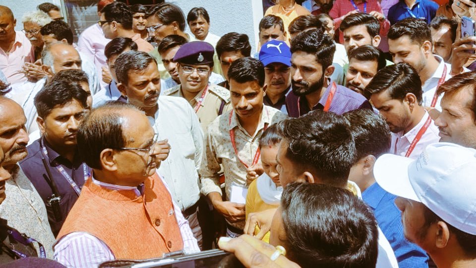 ankitpathak1099's tweet photo. माननीय मुख्यमंत्री श्री @ChouhanShivraj जी ने अपने बरेली अल्प प्रवास पर #cm_interns से लाडली बहना योजना के क्रियान्वयन की जानकारी ली एवं फील्ड पर अनुभवों के बारे में जाना @CollectorRaisen @AIGGPA @CMYPDP_MP @CMYIP_ @Connect_Lokesh @JansamparkMP @ADARSHK10009130 @Iamanshulsaxena https://t.co/oMpAMPgrlp