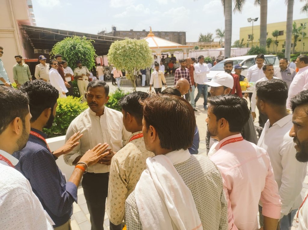 ankitpathak1099's tweet photo. माननीय मुख्यमंत्री श्री @ChouhanShivraj जी ने अपने बरेली अल्प प्रवास पर #cm_interns से लाडली बहना योजना के क्रियान्वयन की जानकारी ली एवं फील्ड पर अनुभवों के बारे में जाना @CollectorRaisen @AIGGPA @CMYPDP_MP @CMYIP_ @Connect_Lokesh @JansamparkMP @ADARSHK10009130 @Iamanshulsaxena https://t.co/oMpAMPgrlp