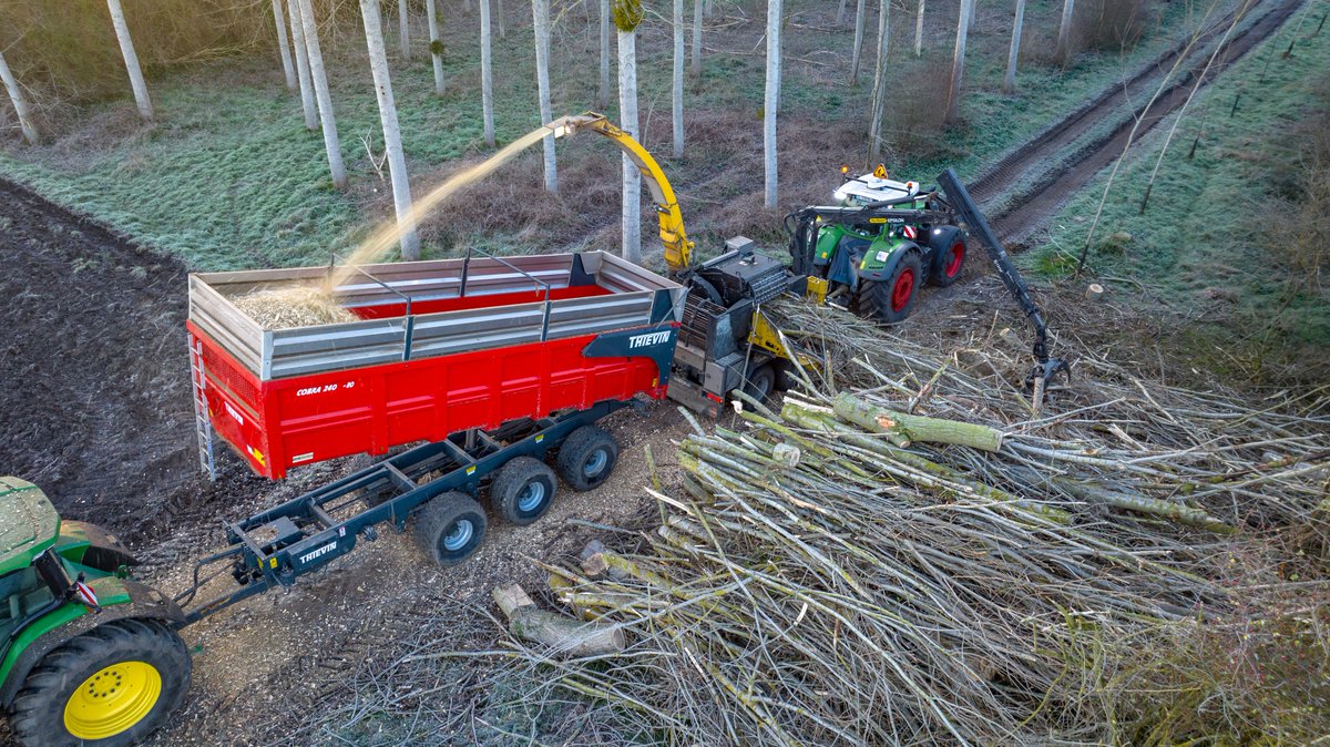Broyage de bois avec la Rolls du broyage en plaquette : youtu.be/GNL_CpJTIKg  ;)
#agriculture #forest