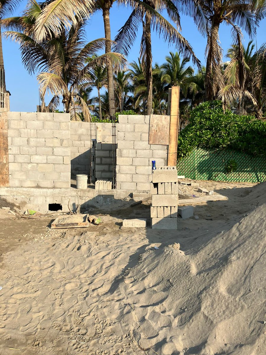 juancemo's tweet photo. @AcapulcoGob por favor ayudarnos. Están construyendo un baño y un bar ilegalmente en la entrada pública de la playa de la playa Bonfil junto al club de playa del Caño. Le pedimos intervengan en este abuso a la zona federal. https://t.co/IFuDW04Q5C