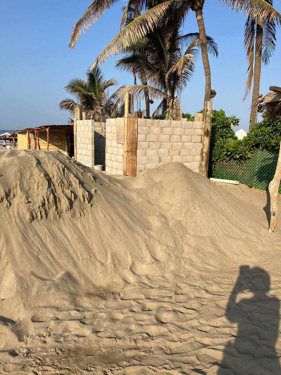 juancemo's tweet photo. @AcapulcoGob por favor ayudarnos. Están construyendo un baño y un bar ilegalmente en la entrada pública de la playa de la playa Bonfil junto al club de playa del Caño. Le pedimos intervengan en este abuso a la zona federal. https://t.co/IFuDW04Q5C