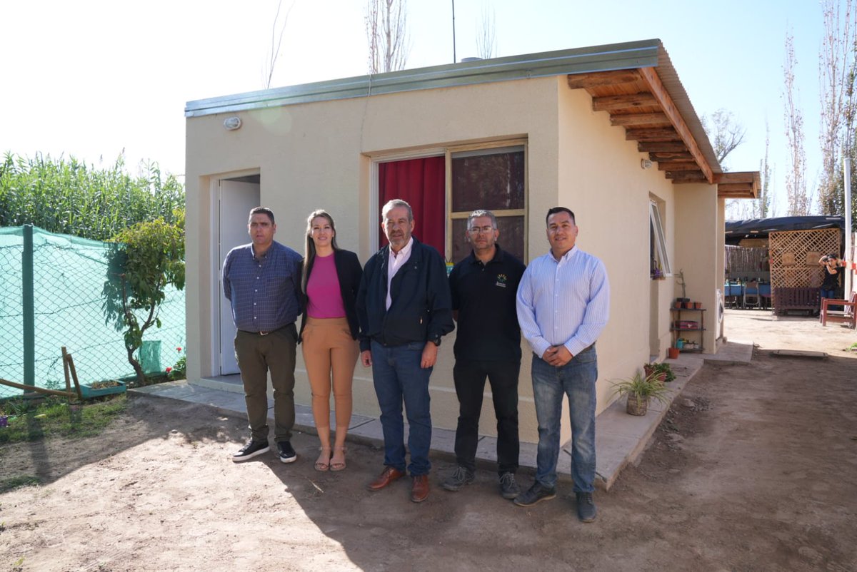 HectorRuizOk's tweet photo. De la entrega participé junto con el director de Viviendas, Mauricio Ramírez, el subsecretario de Desarrollo Social; representantes del IPV y las familias beneficiadas en la ocasión. https://t.co/kJOGFw4iOR