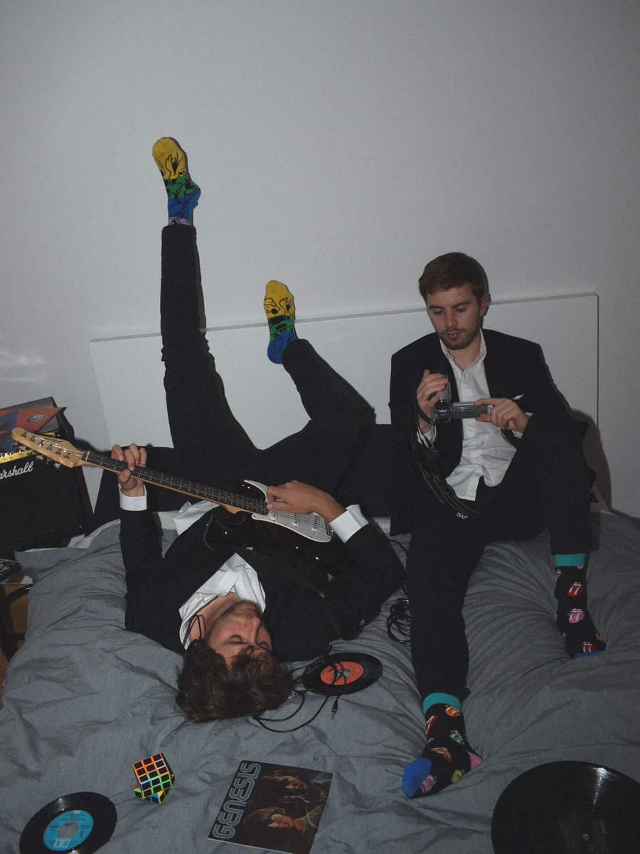 Uaaaaaaaaaaa!!!!! que hem tornat penyaaa💐💐💐💐💐💐

12/04 apunta la data que dimecres que ve sortim amb un tema massa fort, massa punky, massa rock i massa perfecte per fer el borinot🐝🐝🐝🐝🐝

No serà el primer single d'un disc no? No? No crec, no?