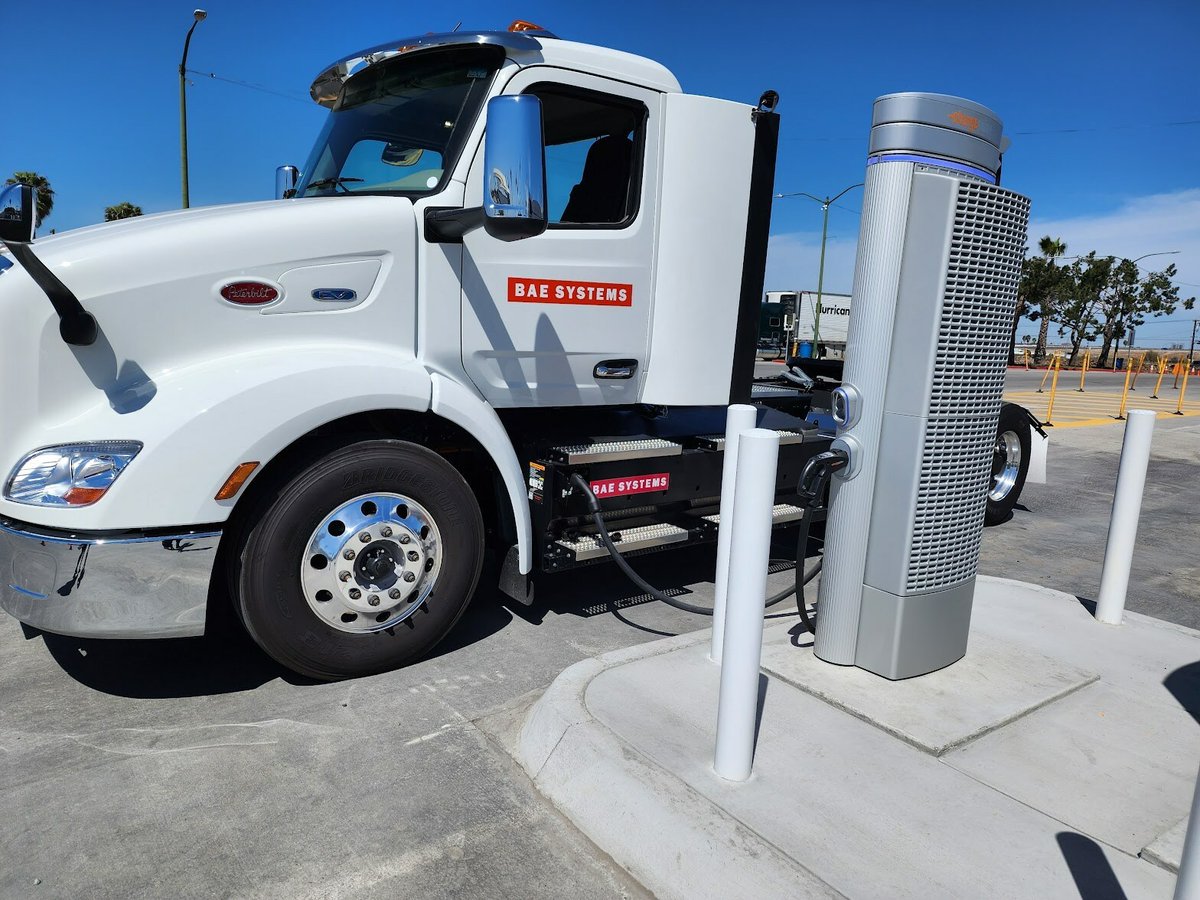 evc_infra's tweet photo. 🚚 ⚡ 💚 4️⃣ public, DC fast chargers for trucks have been installed by @SDGE near US/Mexico border with help from $200,000 @CalEnergy Clean Transportation Program grant
@DFOSanDiegoCA #OtayMesa #evci #evcharging
⬇️ ⏬
https://t.co/wyM6bEPFUg https://t.co/9JwWbKIPiV