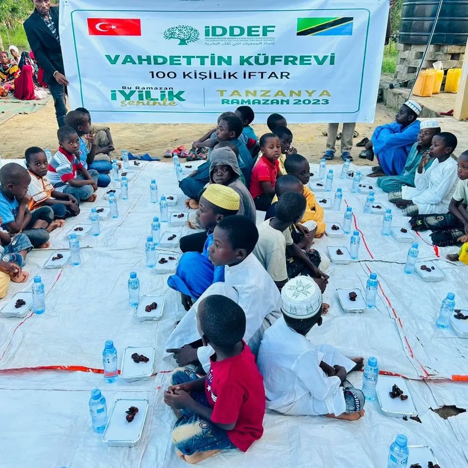 mhmturg's tweet photo. #Tanzanya’da 🇹🇿 ihtiyaç sahipleri ve talebe kardeşlerimizle #iftar sofrasında buluştuk.

#İyilikSeninle ❤️
🌐 https://t.co/MJV2Yby5l1 https://t.co/bIuIEw4HYM
