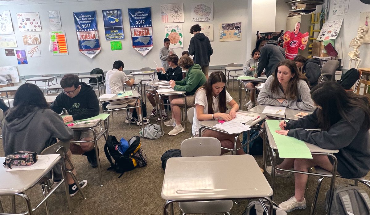 TuttleMath's tweet photo. Math 3 Honors made sine &amp; cosine graphs out of straws in the class before break.  #MathisFun https://t.co/012uZPcu4x