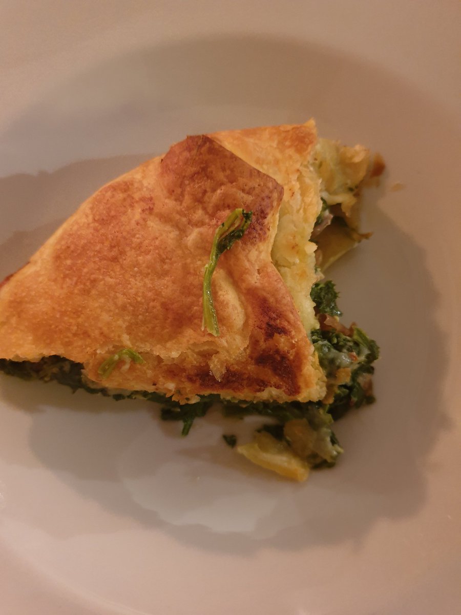 dfpwriter's tweet photo. Twitter prison food: spinach pie with chopped dates, chopped almonds, mozzarella chilli flakes and grated lemon peel. 🤪 #writingcommunity #cookingwithlove #cooking #twitterprison https://t.co/yHlYErPFr7