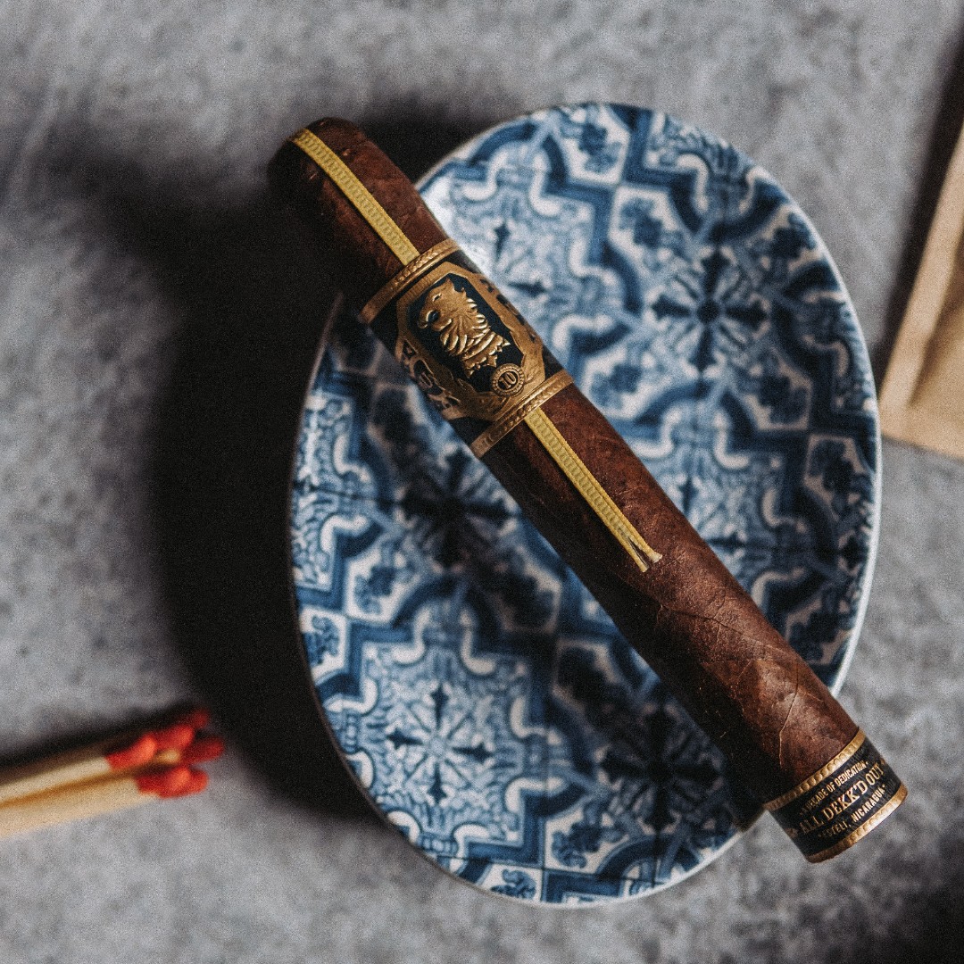drewestatecigar's tweet photo. This month we're celebrating Undercrown! Pick up your favorite Undercrown smoke and light up. #de4l #undercrownmonth https://t.co/ew36MkegQH