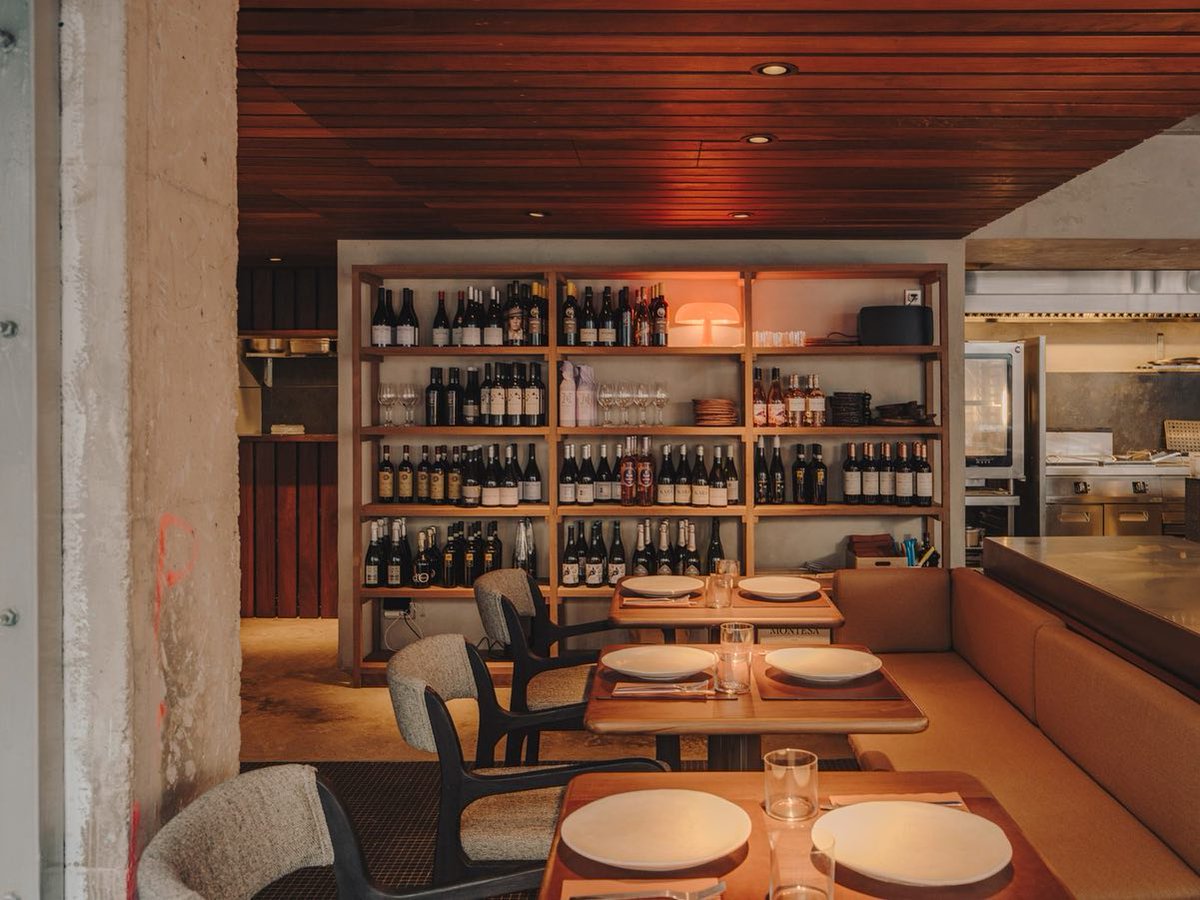 El restaurante italiano Brutus, diseñado por <a href="/SandraTarruella/">Sandra Tarruella Interioristas</a> en España, hace referencia al Brutalismo, movimiento arquitectónico de los años 50 que se caracteriza por el uso de hormigón, por mostrar la estructura, las texturas ásperas y tonos grises.

#design #diseño
