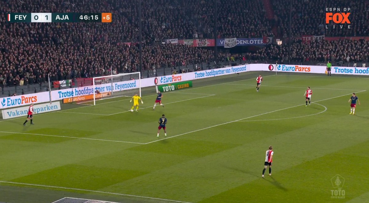 Twee passes en een voorzet. In tien tellen kopt Giménez op de rand van het vijfmetergebied van Ajax de 1-1 binnen.
