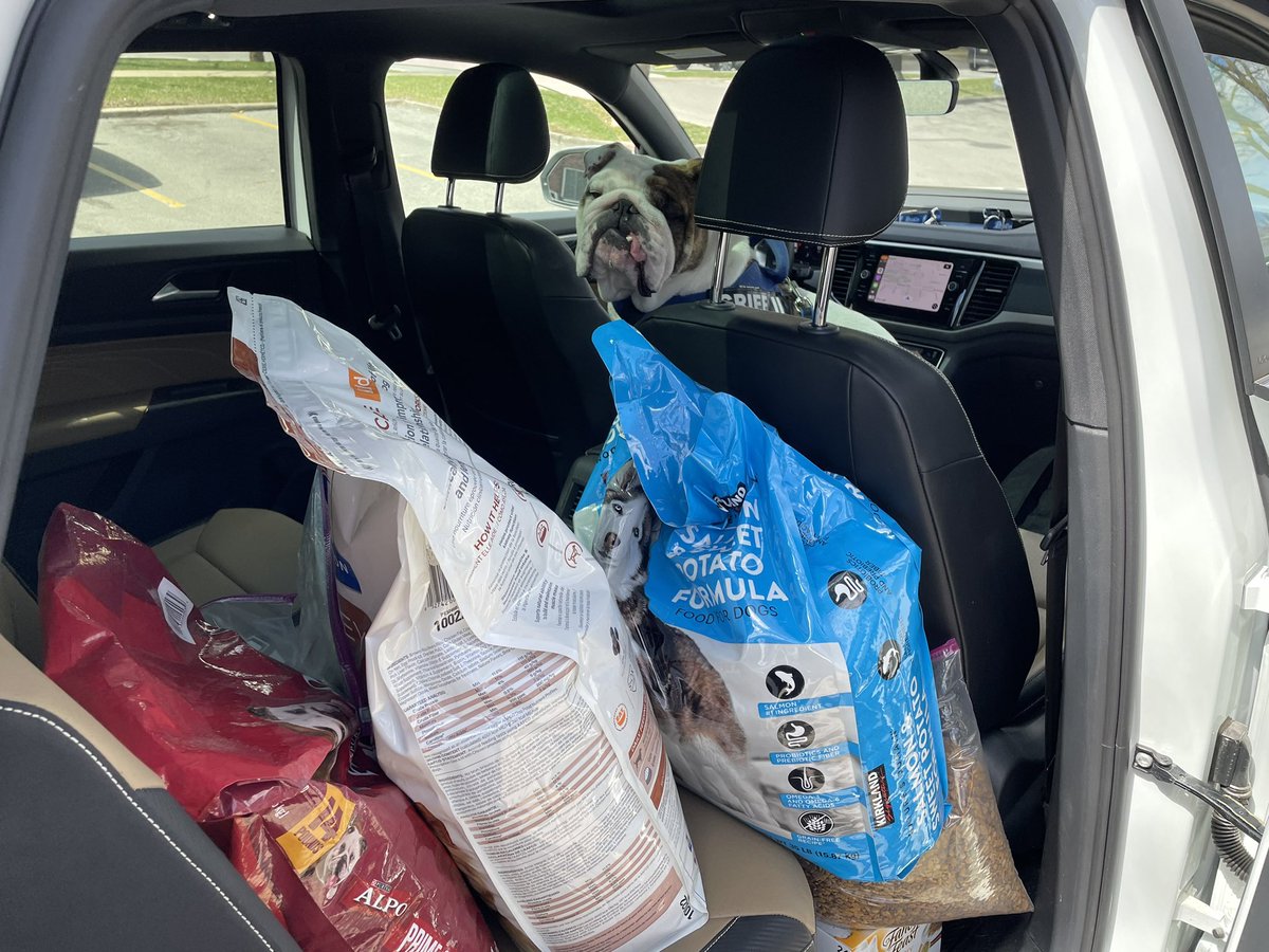 DrakeUGriff's tweet photo. Filled the @VWDesMoines #Griffmobile w/ #GriffGivesBack2023 donations already collected at @DrakeDiner ! You’ve still got 2+ weeks, friends. Drop off food at any of our donations sites, call @BAPatreat , or order from the Amazon wish list! https://t.co/ntppTdO5pG @ThePetProject https://t.co/cT6VCPQeAR