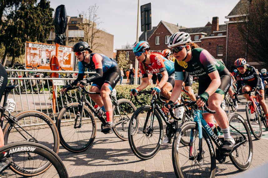 DropsCycling's tweet photo. A top day out @Scheldeprijs today

The team were active with many break attempts, but it wasn't until the local laps a break stuck, as Babette joined 6 other riders in the front.

The race came back together, as expected, with April taking out her first UCI top ten in the sprint https://t.co/mUKGp84v6d