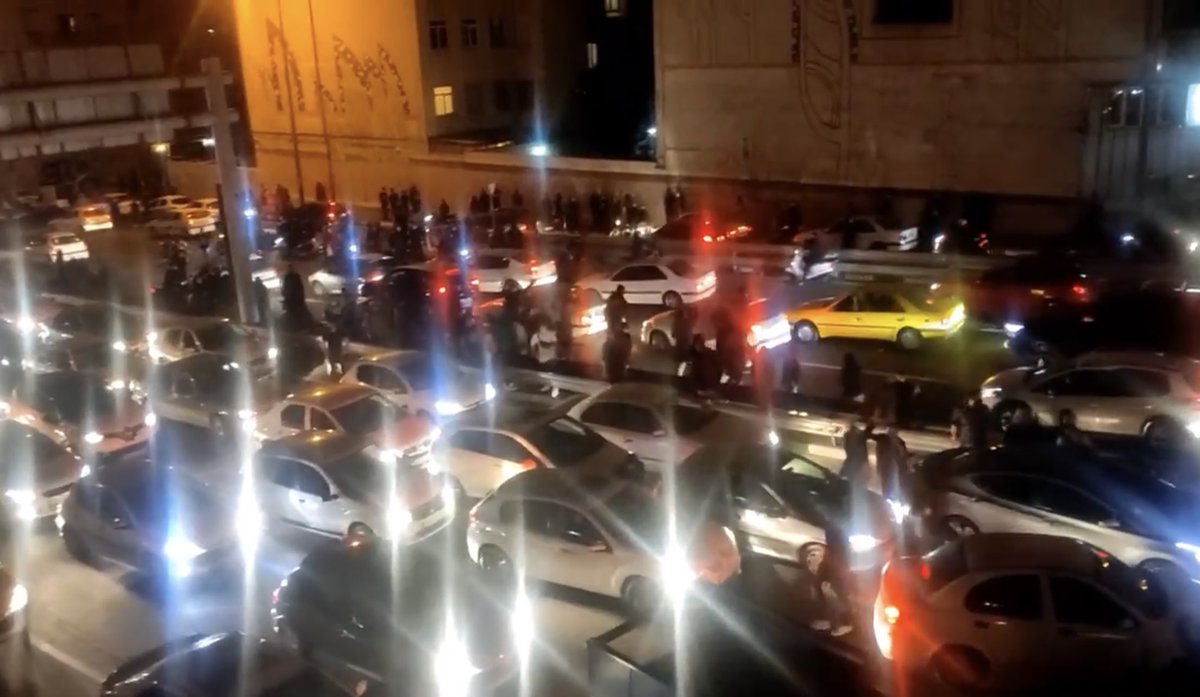 RADOCLUB's tweet photo. فوررررررررررررری

انقلابیون اتوبان باکری را مسدود کردند.

#حمیدرضا_روحی
#مهسا_امینی https://t.co/1pinSQVirp