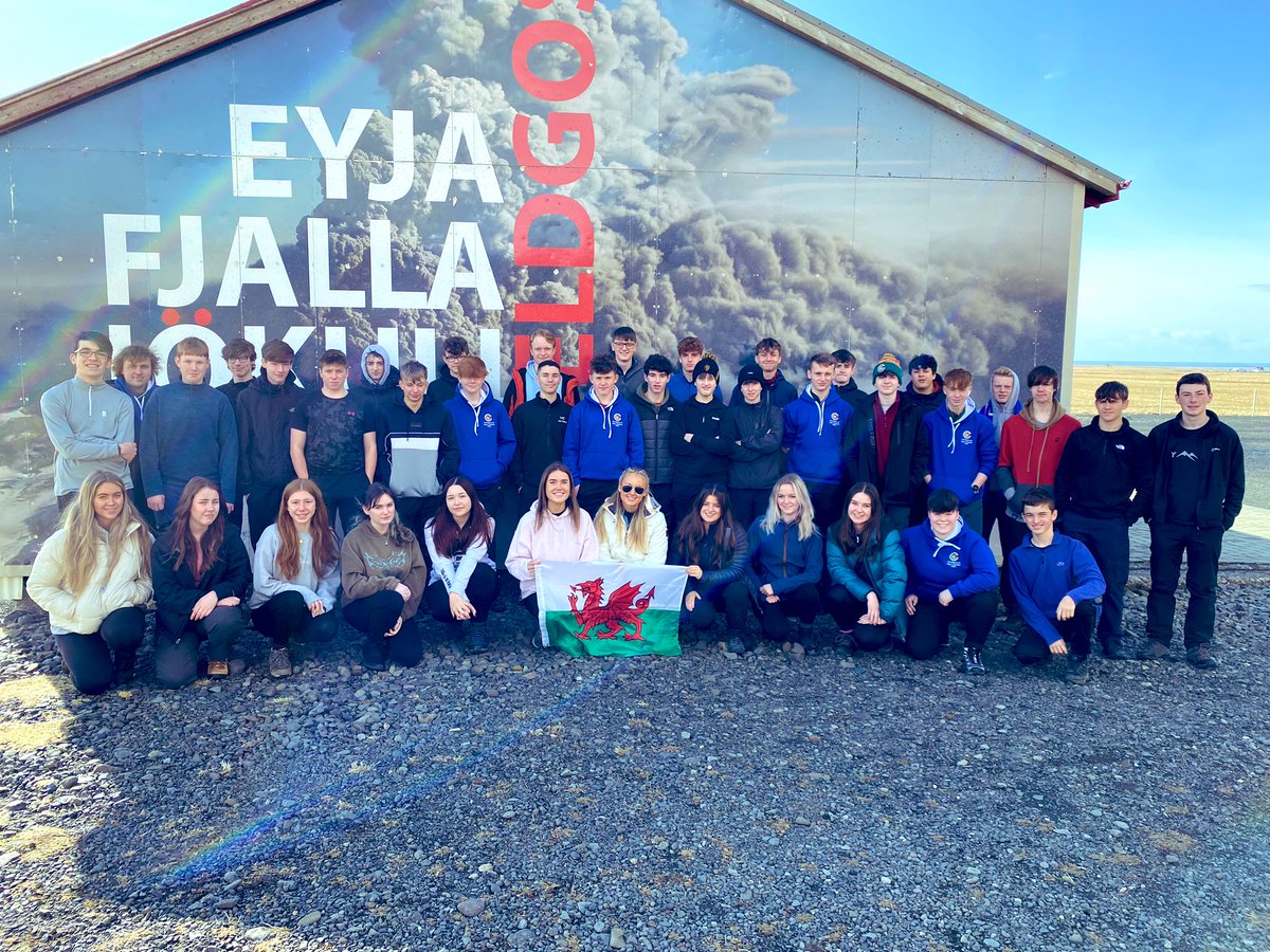 CreuddynDaear's tweet photo. Taith drawiadol ar hyd yr arfordir deheuol @ysgolycreuddyn 🇮🇸🌊🌈🌋 #llosgfynyddoedd #rheadreau #colofnaubasalt https://t.co/vCJ5eexxgY