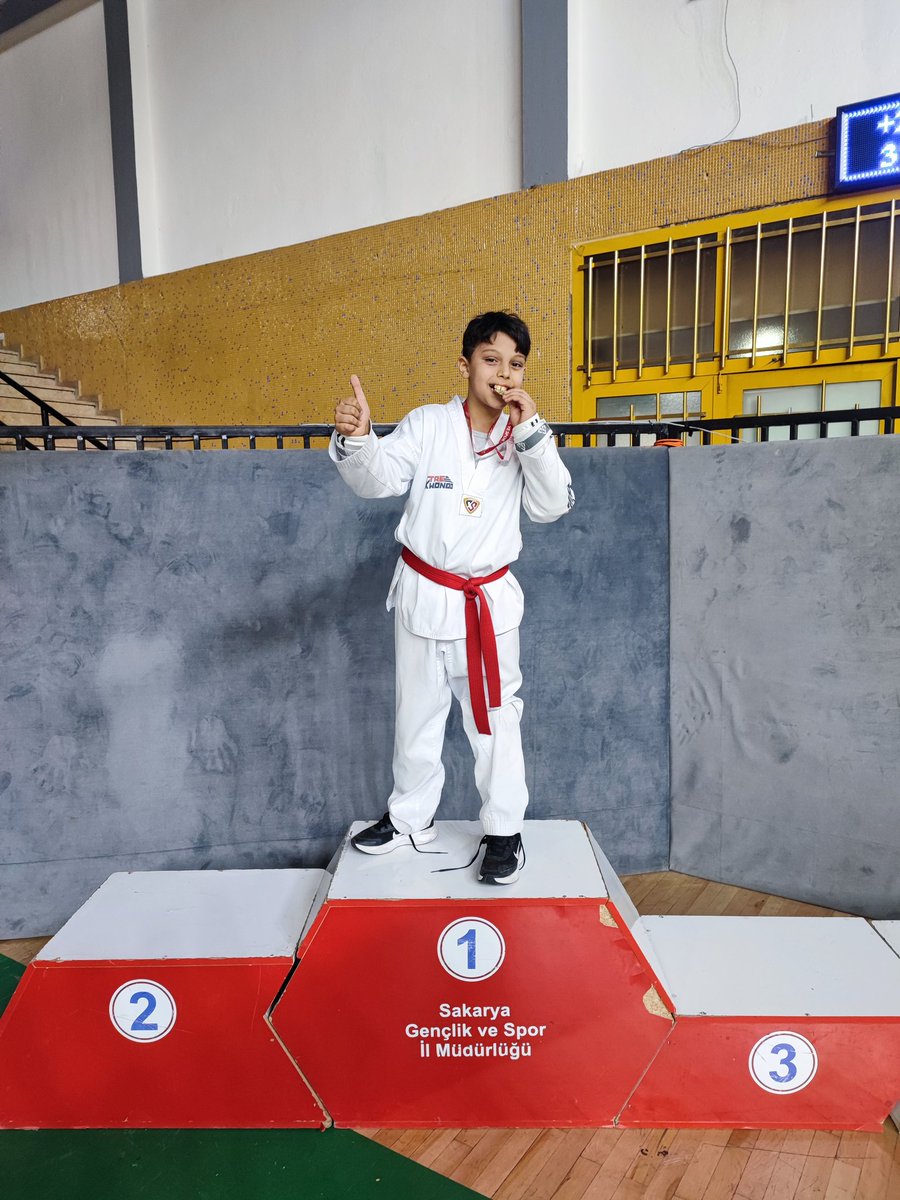 KnnUls03's tweet photo. 2026 Türkiye
2027 Avrupa
2028 Los Angeles Olimpiyatları Taekwondo şampiyonu Mustafa Ulaş bugün katılmış olduğu ilk resmi Taekwondo maçını şampiyon olarak tamamladı.🥇
@kasapoglu
@GSB_Sakarya 
@LganSpor https://t.co/hOc0061F1q
