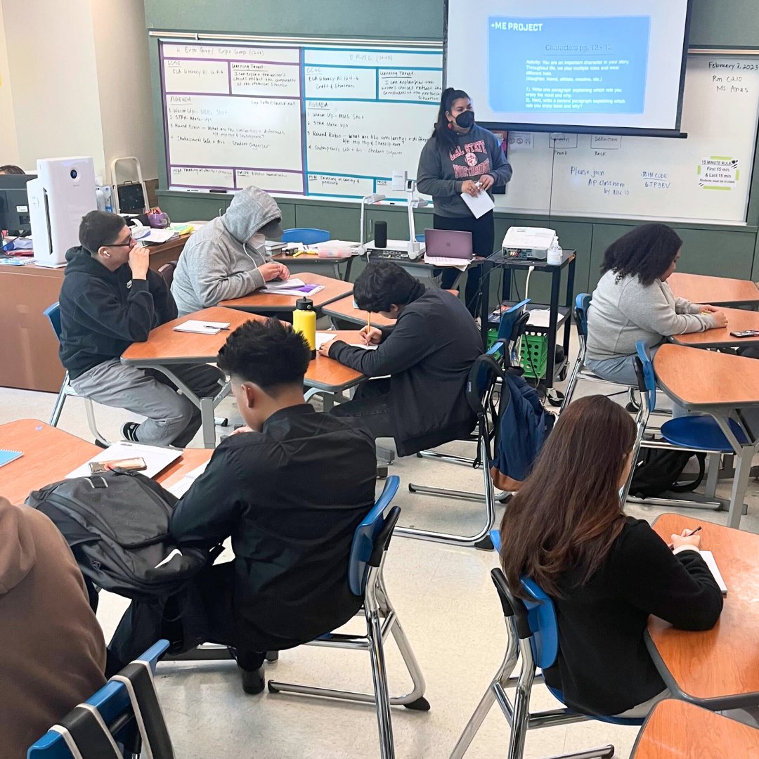PLUSMEproject's tweet image. PLUS ME in action facilitating Writers at South East High School.
During Writers, students dig deeper into our PLUS ME journals and leave with content that can be polished into their college essays.
#writingprogram #plusmeproject #piq #collegepersonalstatement #storytellers
