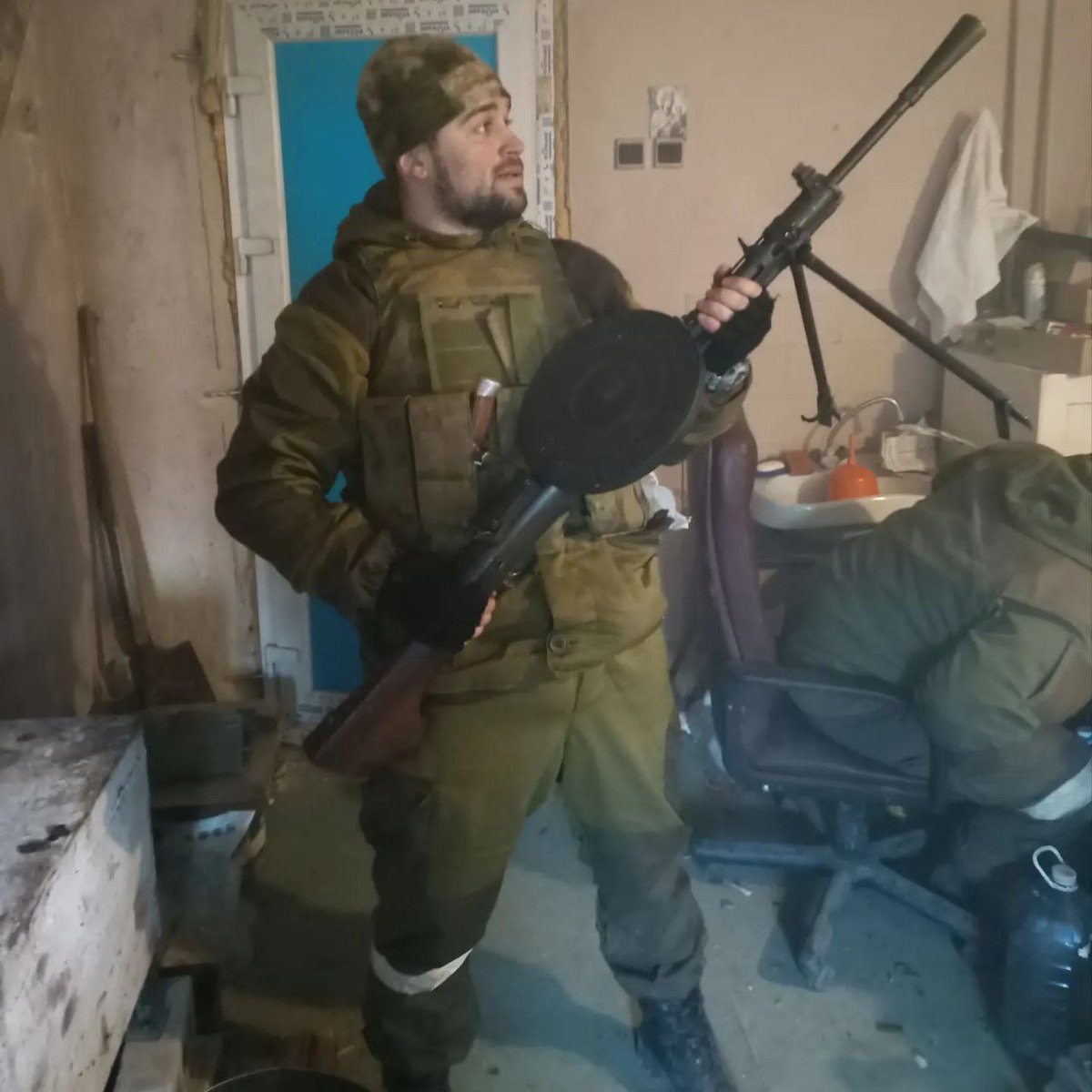 Russian soldier-blogger with 100k subscribers give suggestions to Russian military who occupy Ukraine territory: not take any food and drinks from local - because they hate Russian occupiers!

This is the reality of  "Ukraine liberation" by Russian terrorist forces!
